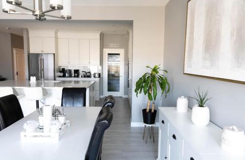 Cochrane House | Scenic Cochrane Family Home