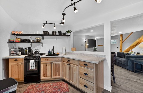 Cripple Creek Cabin | Scenic Dome Retreat: Luxury Bath & Mountain Views