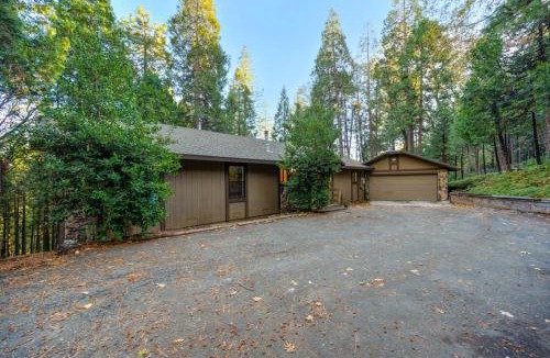 Pollock Pines House | Scenic Forest Cabin with Deck l Best Value for Weekly & Monthly Stays
