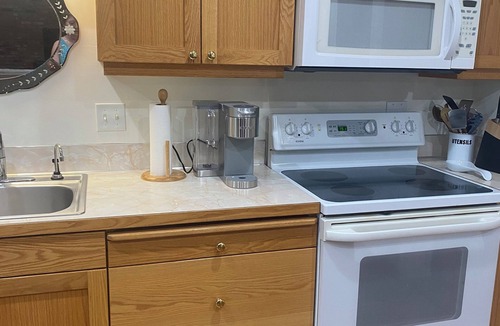 West Stayton House | Scenic Garden Home Stayton, Oregon Month to Month