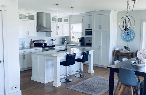 Charlotte's Shore House | Scenic Getaway - beautiful views, quiet location close to local restaurants!