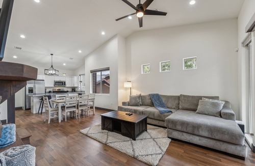 Show Low House | Scenic Golf Retreat With Modern Comforts & Fireplace 4 Bedroom Townhouse