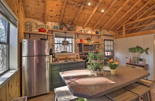 Higden Cabin | Scenic Greers Ferry Cabin w/Deck + Fire Pit!