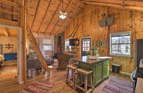 Higden House | Scenic Greers Ferry Cabin w/Deck + Fire Pit!