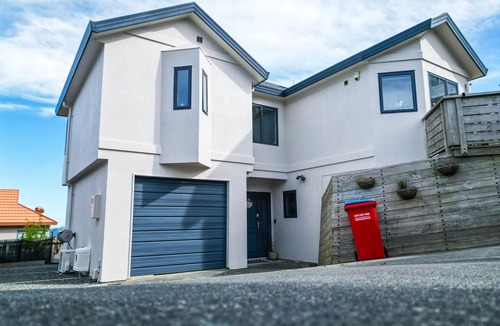 Newlands House | Scenic Haven: Warm, ethnic charm