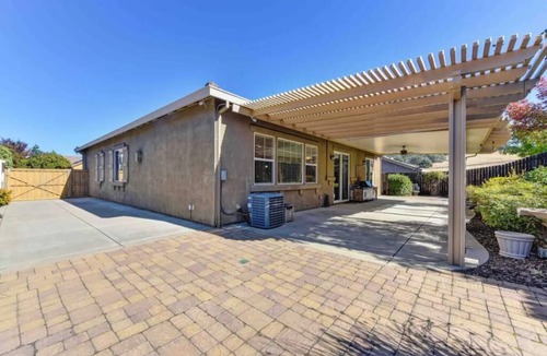 Folsom House | Scenic Hillside Retreat