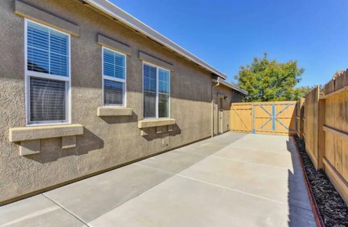 Folsom House | Scenic Hillside Retreat