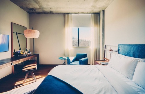 South River City Hotel | Scenic Hotel Room in Austin’s Iconic Travis Heights
