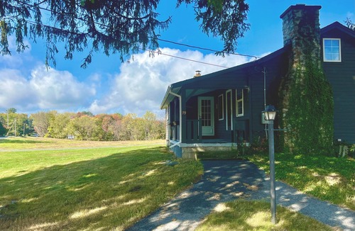 Town of Marlborough Cottage | Scenic Hudson Valley Getaway Farms & Vineyards
