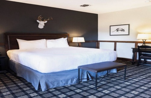 Boerne Hotel | Scenic King Retreat | Private Balcony | 7 mi to Exploring Cave Without A Name