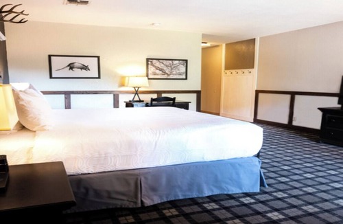 Boerne Hotel | Scenic King Retreat | Private Balcony | 7 mi to Exploring Cave Without A Name