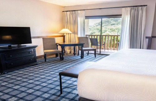 Boerne Hotel | Scenic King Retreat | Private Balcony | 7 mi to Exploring Cave Without A Name