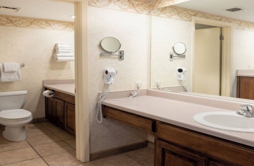Boerne Hotel | Scenic King Retreat | Private Balcony | 7 mi to Exploring Cave Without A Name