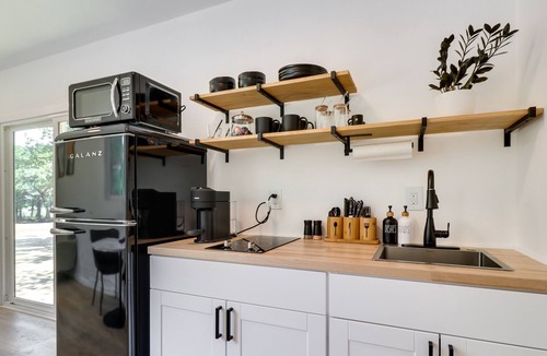 La Grange House | Scenic La Grange Tiny Home on 22 Acres By Wineries
