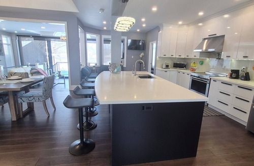 Niagara Falls Bed & Breakfast | Scenic Lakeside Cozy Queen Suite Free Breakfast