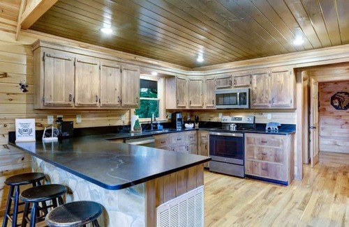 Foxfire Estates Cabin | Scenic Mountain Cabin w/Hot Tub & Fire Pit