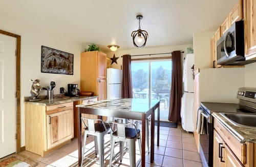 Twin Lakes Cabin | Scenic Mountainside Cabin with Firepit and BBQ