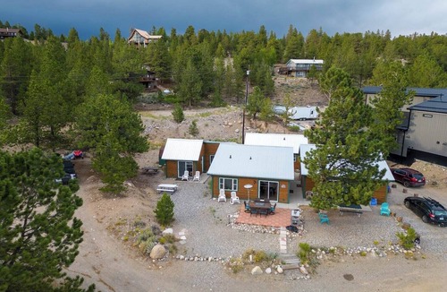 Twin Lakes Cabin | Scenic Mountainside Cabin with Firepit and BBQ