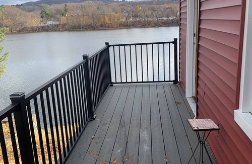 Village of Waterford Cottage | Scenic, private carriage house on Hudson River