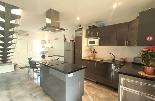 Santa Margarida Cottage | Scenic Retreat: Spacious 3-Bedroom Home in Peaceful Roses - Perfect for Hiking and Water Sports