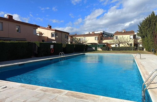 Santa Margarida Cottage | Scenic Retreat: Spacious 3-Bedroom Home in Peaceful Roses - Perfect for Hiking and Water Sports