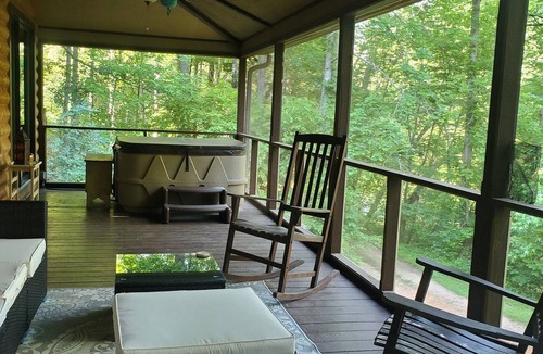 Dahlonega Cabin | Scenic riverfront location