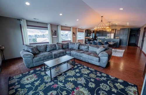 Pateros House | Scenic Riverview Escape - 4BR/3BA - Mountain Views - Near Chelan