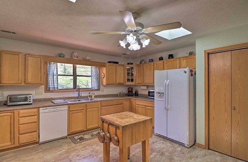 Lone Rock House | Scenic Riverview Getaway w/Screened Porch!