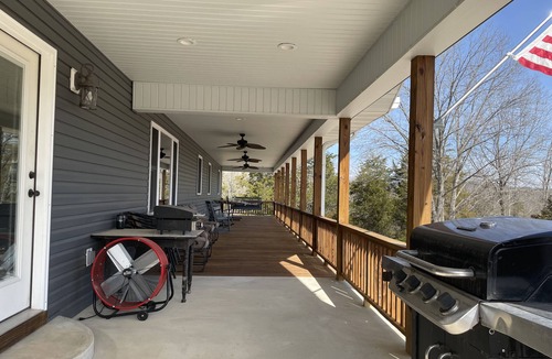 Eminence House | Scenic Riverways Retreat + Bunkhouse – Perfect for Families & Groups