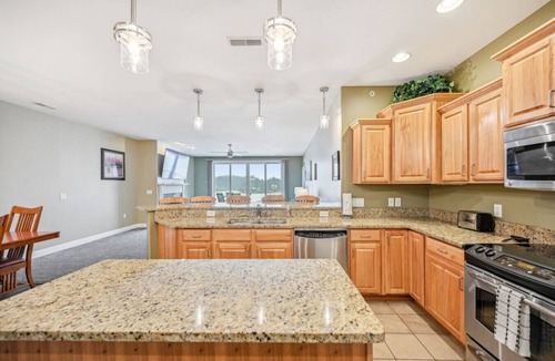 Lake Delton Condo | Scenic Shores Escape - Lakefront - Indoor Parking