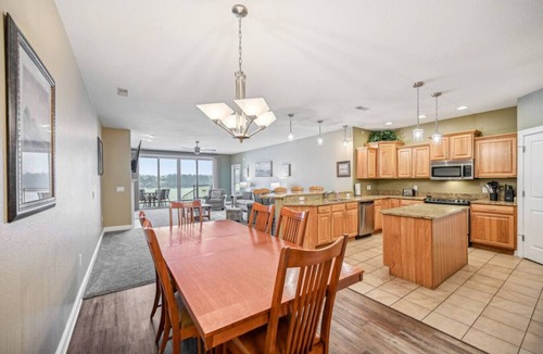 Lake Delton Condo | Scenic Shores Escape - Lakefront - Indoor Parking