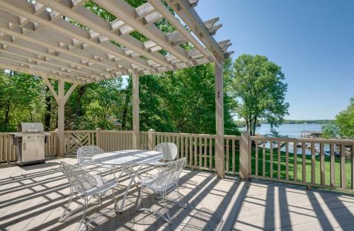 Huddleston House | Scenic Smith Mountain Lake Getaway w/Deck + Dock!