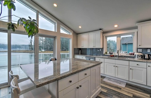 Allyn-Grapeview House | Scenic & Spacious Getaway on North Bay w/Deck!