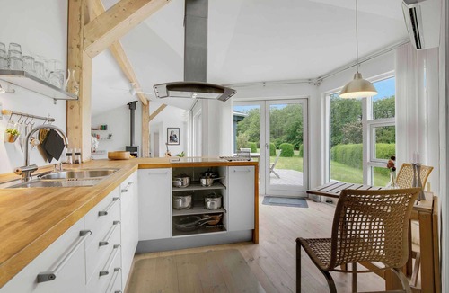 Kirke Hyllinge House | Scenic summer house near quiet lapping waves