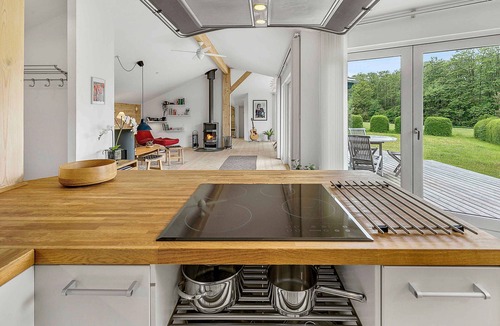 Kirke Hyllinge House | Scenic summer house near quiet lapping waves