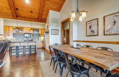 Jonestown House | Scenic View! Lake Travis Cabin Near Wedding Venues