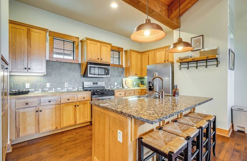 Jonestown House | Scenic View! Lake Travis Cabin Near Wedding Venues