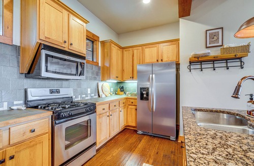 Jonestown House | Scenic View! Lake Travis Cabin Near Wedding Venues