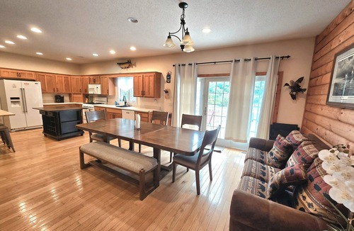 Lansing House | Scenic View Lodge- w/hot tub & POOL