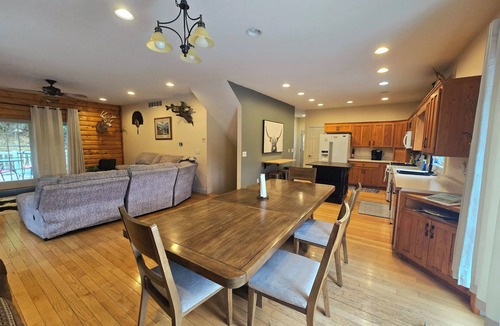 Lansing House | Scenic View Lodge- w/hot tub & POOL