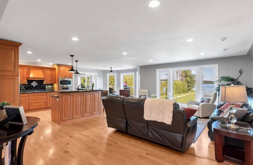 Wiarton House | Scenic Waterfront 4BR – Hot Tub/Sleeps 12/Bonfire