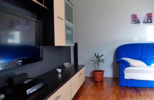Lukoran Apartment | Schöne Ferienwohnung mit Terrasse, Roses.