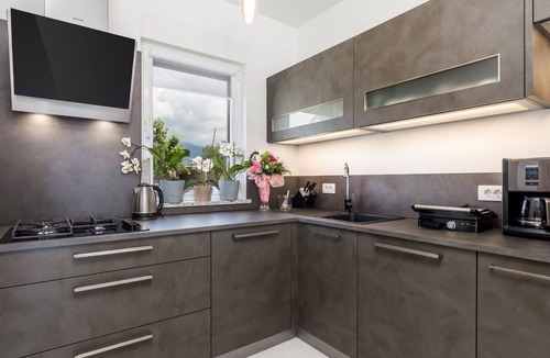 Sarsoni House | Schönes Haus für 8 Personen mit großem Schwimmbad by Interhome