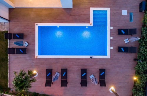 Sarsoni House | Schönes Haus für 8 Personen mit großem Schwimmbad by Interhome