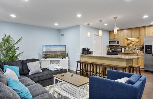 Forestview House | Schaumburg Sunrise - 4 BRs & Outdoor Firepit
