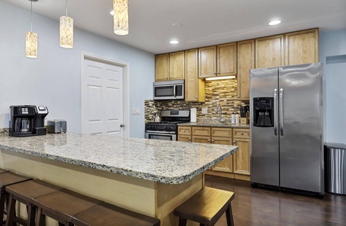 Forestview House | Schaumburg Sunrise - 4 BRs & Outdoor Firepit