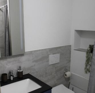 Bilten Apartment | Schickes Studio mit eigenem Bad & Küche