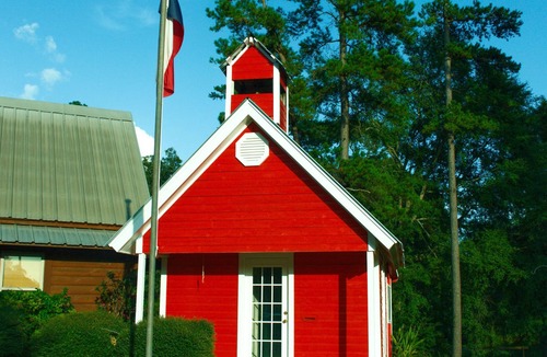 San Augustine House | Schoolhouse in the Pineywoods