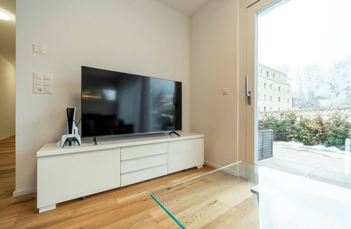 Muhlethal Apartment | Schweizer Refugium | Smart Home, 1 GB, Erdgeschoss, 3 Min. zum Krankenhaus!