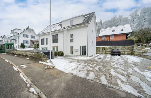 Muhlethal Apartment | Schweizer Refugium | Smart Home, 1 GB, Erdgeschoss, 3 Min. zum Krankenhaus!
